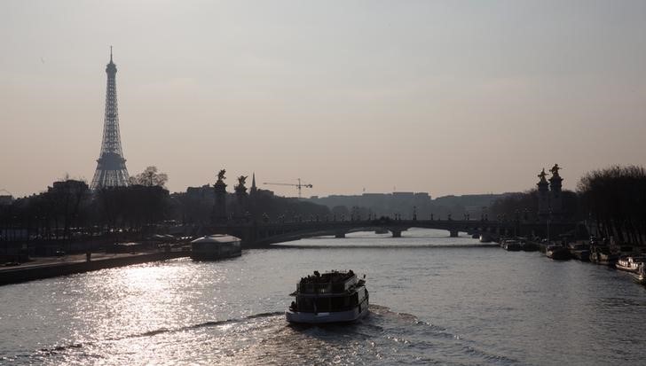 © Reuters. Vista geral do rio Sena e da torre Eiffel em Paris