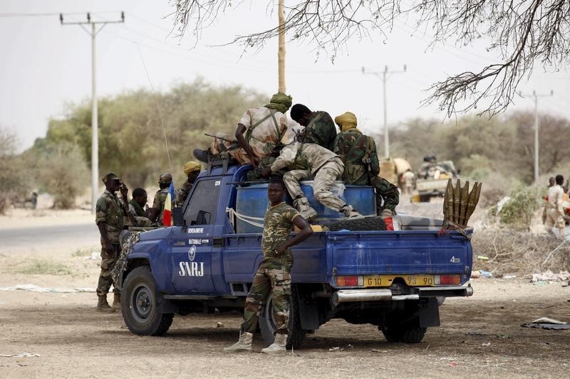 © Reuters. تشاد تقول إن مئات من متشددي بوكو حرام وتسعة من جنودها قتلوا في اشتباكات