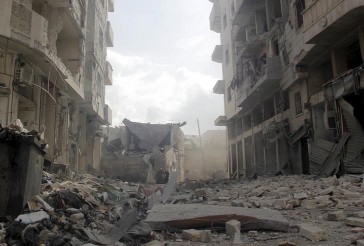 © Reuters. Prédios danificados por ataques a cidade síria de Idlib