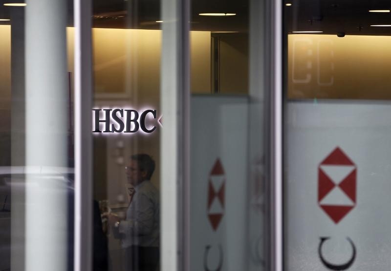© Reuters. People are seen inside a HSBC Swiss branch of the bank in Geneva