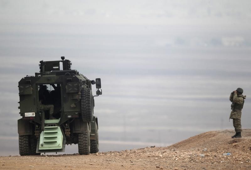 © Reuters. تركيا تعتقل تسعة بريطانيين كانوا يعبرون الحدود الى سوريا