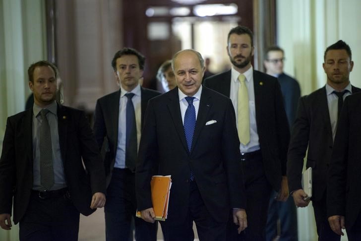 © Reuters. Chanceler francês Laurent Fabius caminha durante intervalo em reuniões com Irã 