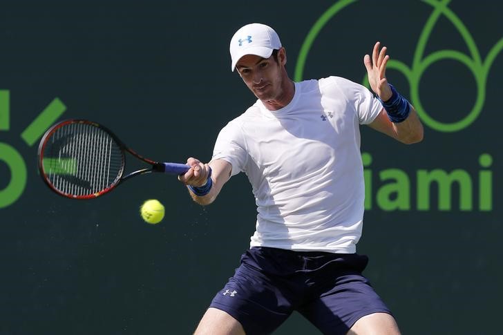 © Reuters. Tenista Andy Murray durante partida contra Dominic Thiem pelo Masters de Miami