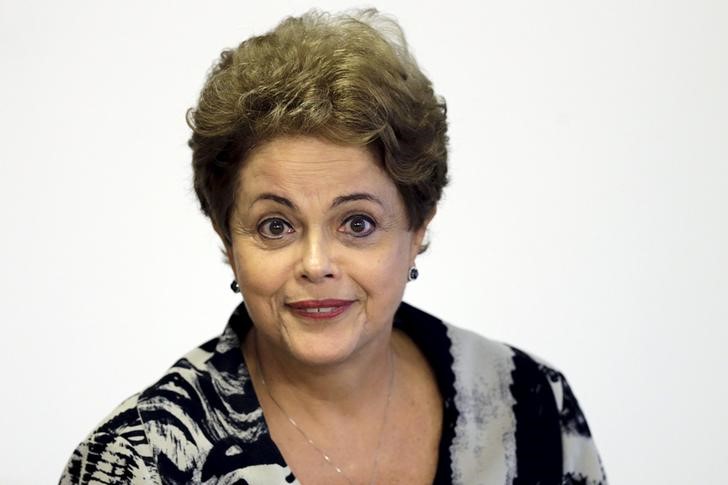 © Reuters. Presidente Dilma Rousseff durante cerimônia de assinatura da medida provisória do salário mínimo em Brasília