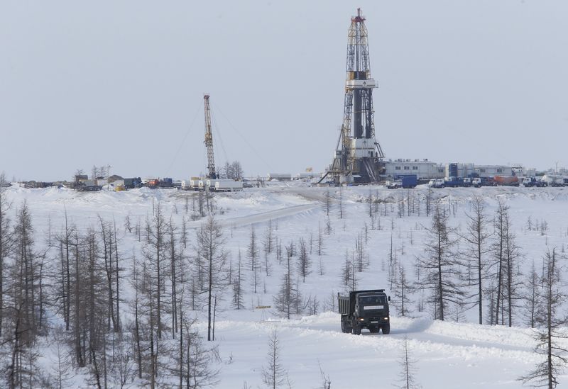 © Reuters. A general view shows an oil derrick at the Rosneft company owned Suzunskoye oil field, north from the Russian Siberian city of Krasnoyarsk