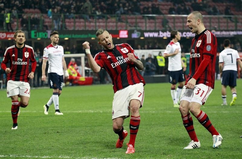 © Reuters. AC Milan's Menez celebrates after scoring against Cagliari during their Italian Serie A soccer match  in Milan   