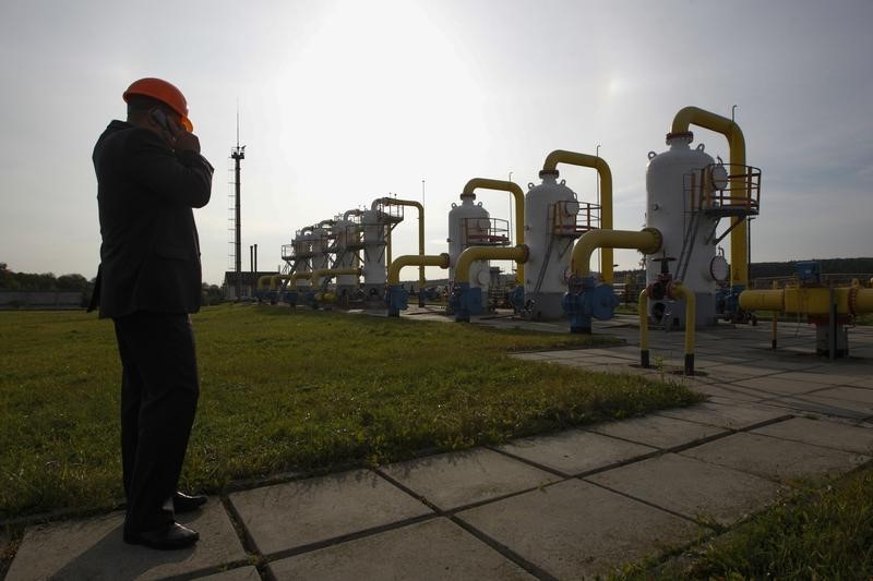 © Reuters. An employee stands near gas pipes at Oparivske gas underground storage in Lviv region
