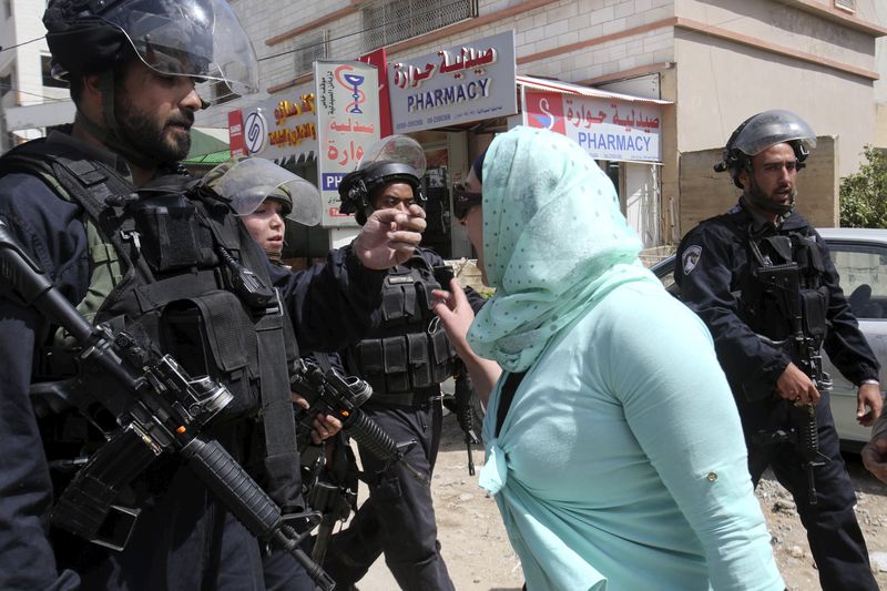 © Reuters. نادي الأسير:إسرائيل تعتقل النائبة الفلسطينية خالدة جرار من منزلها في رام الله