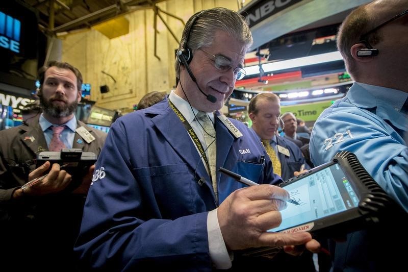 © Reuters. Operatori di borsa a lavoro 