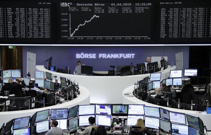 © Reuters. Traders are pictured at their desks in front of the DAX board at the Frankfurt stock exchange