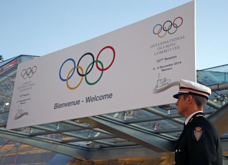 © Reuters. A Monaco's policeman stands in front of the Grimaldi Forum during the opening of the 127th International Olympic Committee session in Monaco