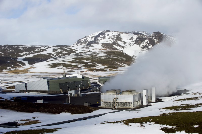 © Reuters. Steam emerges from the Hellisheidarvirkjun geothermal power plant, near the Hengill volcano, east of Reykjavik