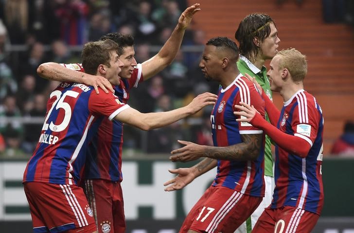 © Reuters. Bayern Munich's Lewandowski celebrates with team mates after he scored goal with a header during the German Bundesliga first division soccer match against Werder Bremen in Bremen