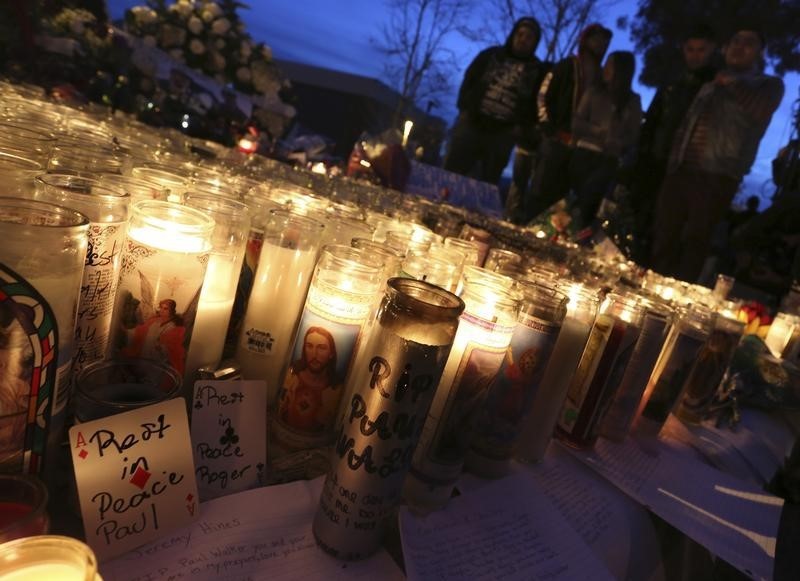 © Reuters. Fans gather near a makeshift shrine at an unofficial memorial event for "Fast and Furious" star Paul Walker in Santa Clarita