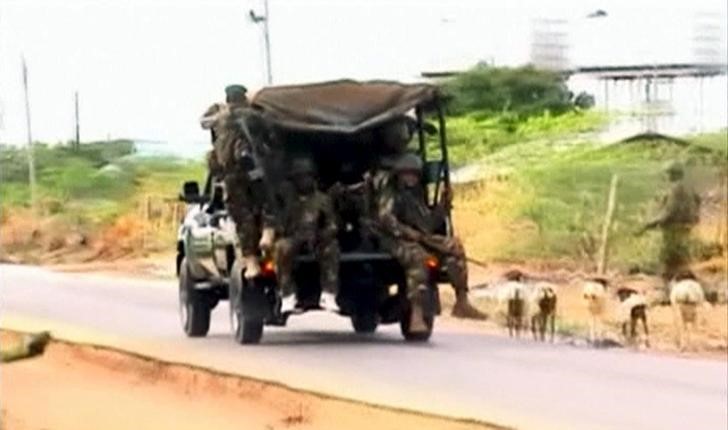 © Reuters. Militares do Quênia a caminho da Universidade atacada pelo Al Shabaab 