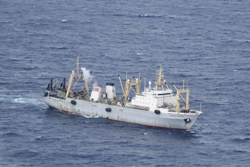 © Reuters. Navio do Ministério de Emergências da Rússia durante operação de resgate no Pacífico ocidental