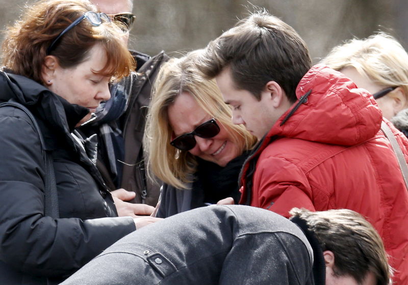 © Reuters. Familiares da tripulação do voo da Germanwings durante memorial 