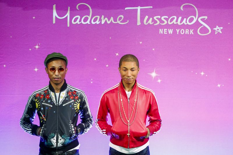 © Reuters. Pharrell Williams posando com sua estátua de cera no Madame Tussaud's, em Nova York