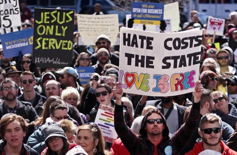 © Reuters. Demonstrators gather to protest a controversial religious freedom bill in Indianapolis