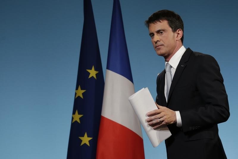 © Reuters. MANUEL VALLS DIT NE PAS ÊTRE TOUCHÉ PAR LES CRITIQUES DE SON CAMP