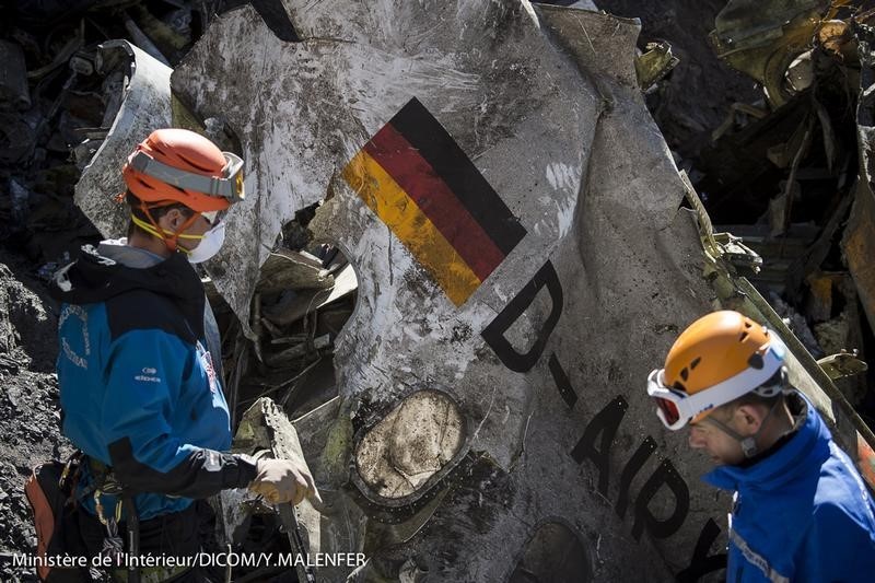 © Reuters. Equipes de resgate vasculham destroços de avião da Germanwings que caiu nos Alpes franceses