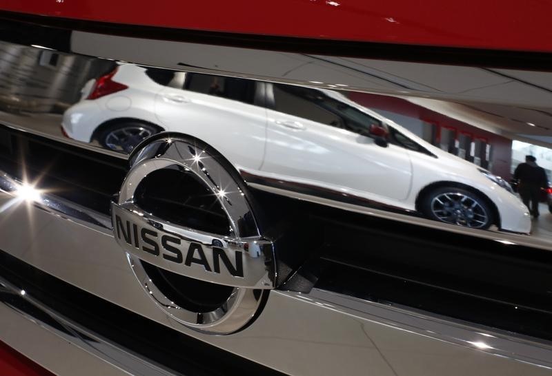 © Reuters. A Nissan car is reflected in a front grill at a Nissan showroom in Yokohama