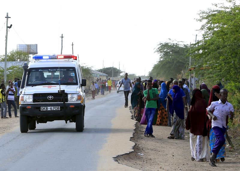 © Reuters. Ambulância segue em direção a universidade onde há agressores, em Garissa