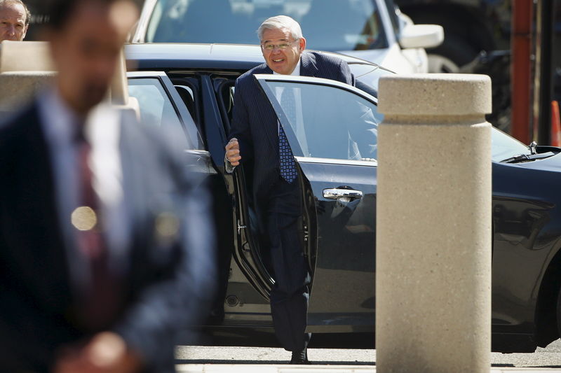 © Reuters. U.S. Senator Bob Menendez arrives to the Federal court in Newark, New Jersey 