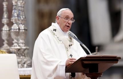 © Reuters. Pope Francis speaks as he leads the Chrism mass in Saint Peter's basilica at the Vatican