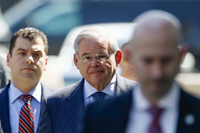 © Reuters. U.S. Senator Robert Menendez arrives to the Federal court in Newark, New Jersey