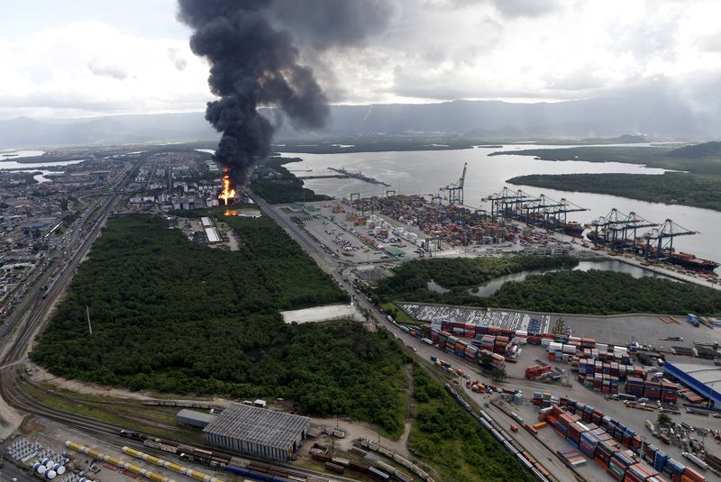 © Reuters. Vista aérea da coluna de fumaça em incêndio em tanques de combustíveis da Ultracargo em Santos