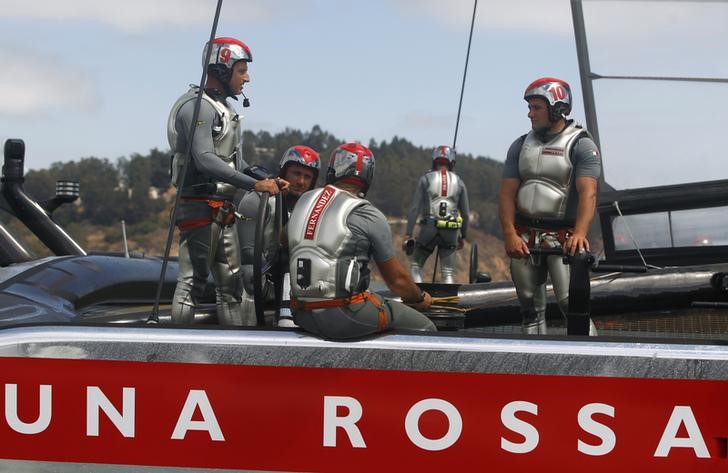 © Reuters. Crew members from Italy's Luna Rossa Challenge talk after being defeated by Emirates Team New Zealand in the sixth race of the Louis Vuitton Cup challenger series yacht race in San Francisco