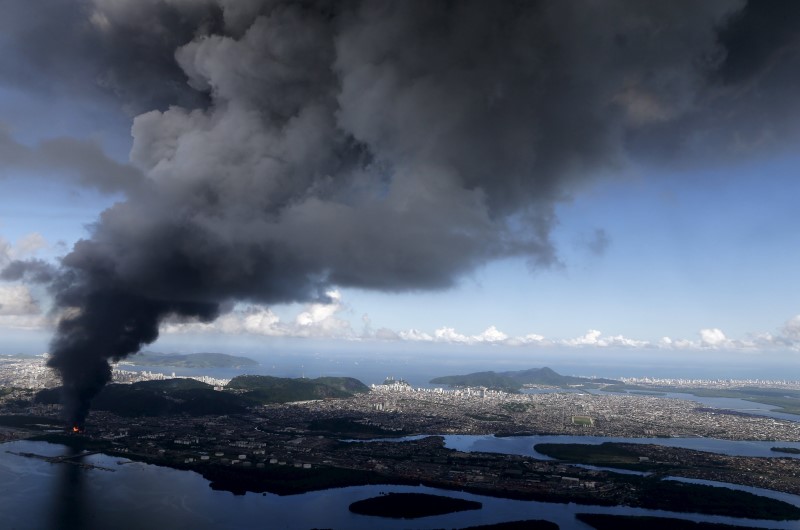 © Reuters. Smoke rises from fire at a fuel tank storage facility run by Ultracargo in Santos 