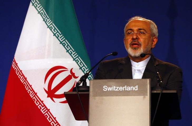 © Reuters. Chanceler iraniano, Javad Zarif, fala à imprensa na Suíça