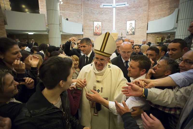 © Reuters. Pope Francis meets prisoners at Rebibbia's jail in Rome during the Holy Thursday