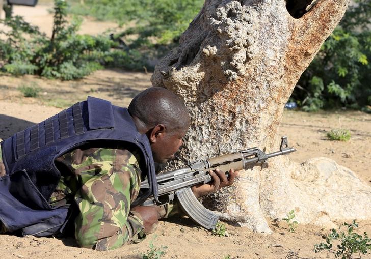 © Reuters. Soldado participa de operação contra militantes em universidade de Garissa