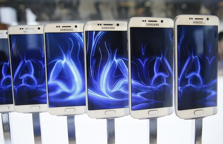 © Reuters. A row of Galaxy S6 edge smartphones are seen on display after the Samsung Galaxy Unpacked event in Barcelona