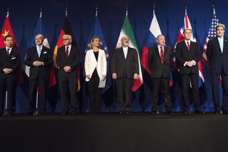 © Reuters. Delegates are seen in Lausanne following Iranian nuclear talks 