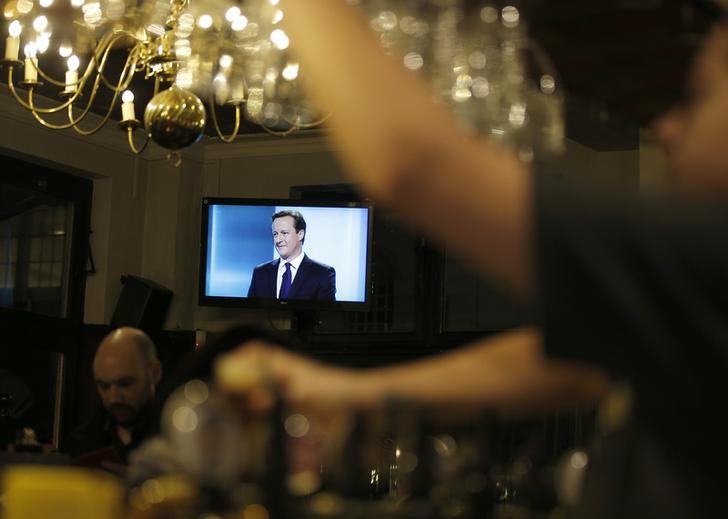 © Reuters. Premiê britânico David Cameron participa de debate na TV