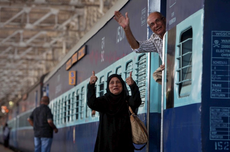 © Reuters. Indian evacuees from Yemen, gesture as they wait to leave for Hyderabad from Chhatrapati Shivaji terminus railway station after their arrival in Mumbai