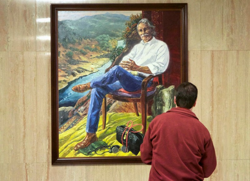 © Reuters. A portrait of Oregon Governor Kitzhaber hangs on a wall at the state capital building in Salem, Oregon