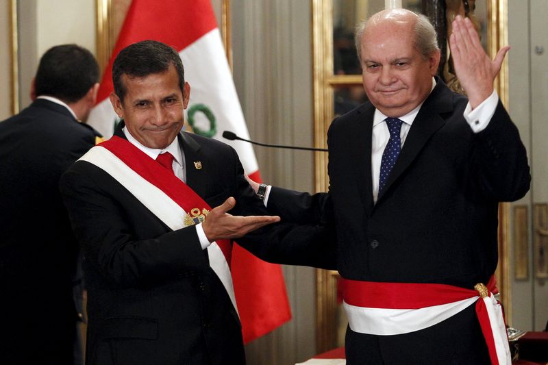 © Reuters. رئيس بيرو يجري تعديلا وزاريا يشمل تعيين وزير الدفاع في منصب رئيس الوزراء