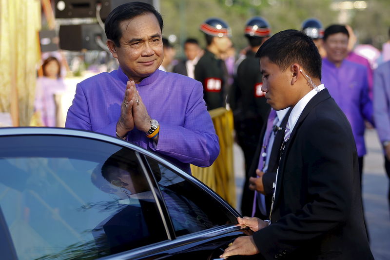 © Reuters. Thailand's Prime Minister Prayuth Chan-ocha gestures the traditional greeting as he gets in his car after the merit-making ceremony on the occasion of Princess Maha Chakri Sirindhorn's birthday at Sanam Luang in Bangkok