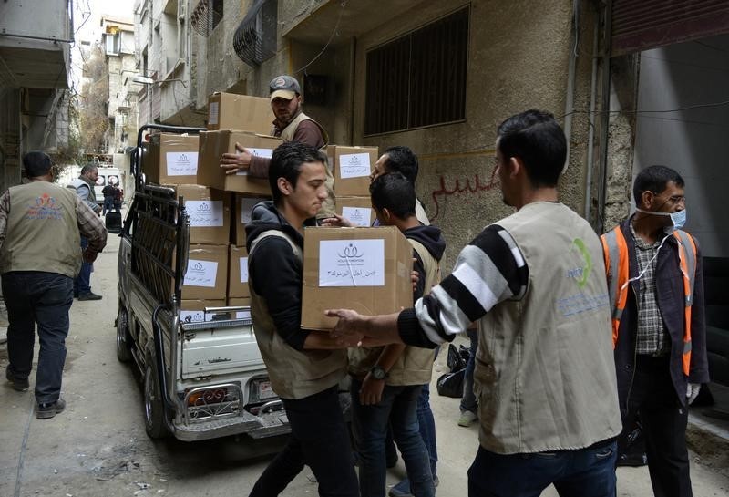 © Reuters. اشتباكات بين الدولة الإسلامية ومقاتلين منافسين في مخيم اليرموك بدمشق