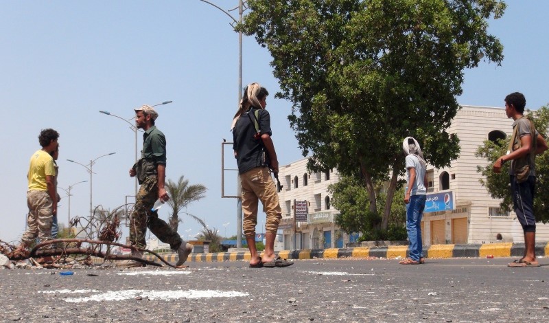 © Reuters. سكان ومسؤولون: انسحاب المقاتلين الحوثيين من وسط عدن