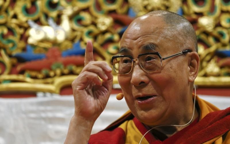 © Reuters. مسؤول: حكومة سريلانكا لن تسمح بزيارة الدلاي لاما على الأرجح