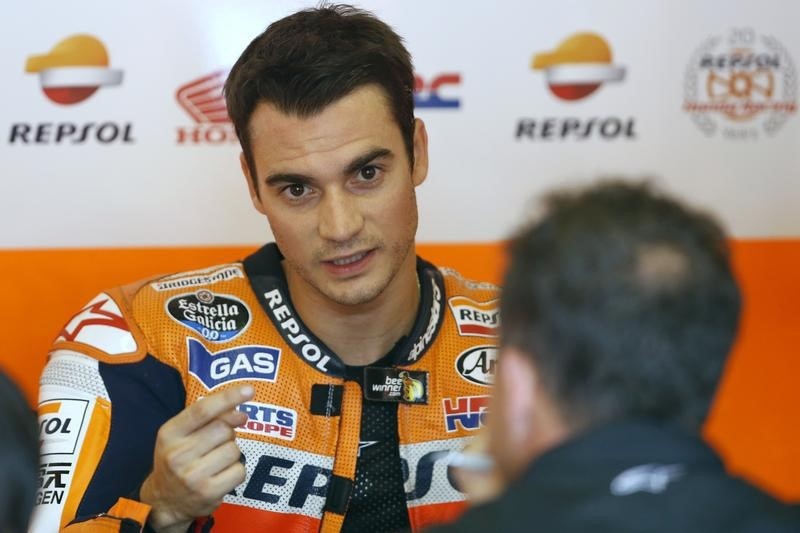 © Reuters. Dani Pedrosa estará de baja entre 4 y 6 semanas tras operarse del antebrazo