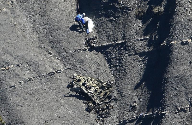 © Reuters. Destroços do avião da Germanwings perto de local do acidente, nos Alpes franceses. 27/03/2015 REUTERS/Gonzalo Fuentes