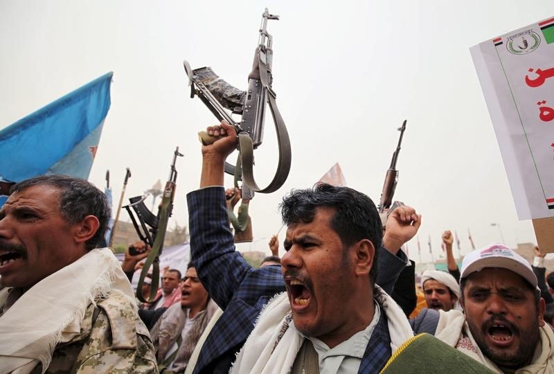 © Reuters. السعوديون يسقطون أسلحة على المدافعين عن عدن والحوثيون ينسحبون