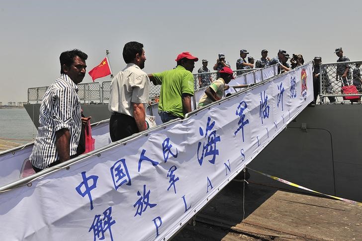 © Reuters. Cidadãos estrangeiros embarcando em navio chinês durante retidada de Áden